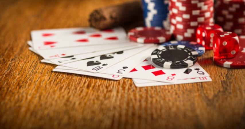 Which Casino Game Should You Play: Baccarat or Blackjack?